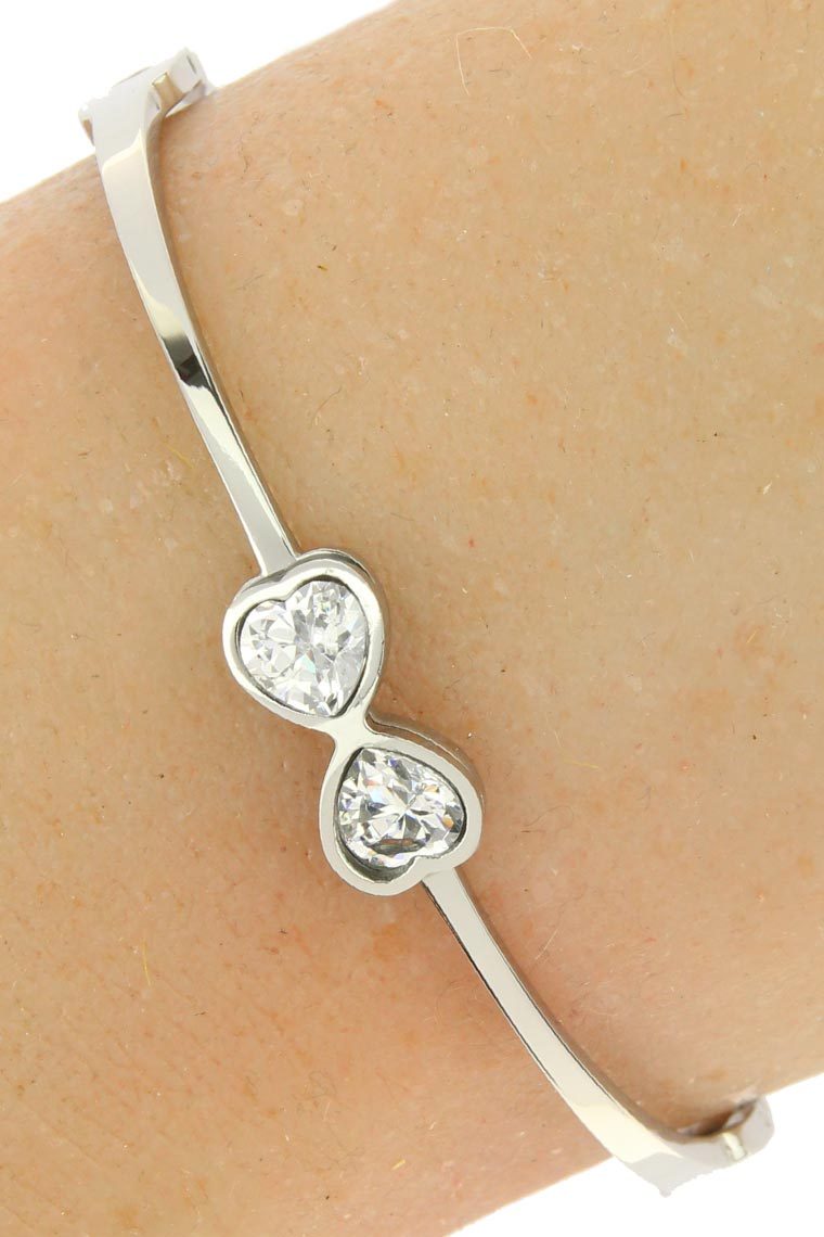 De stalen Dames Armband "Love Hearts" in zilverkleur met 2 blanke strass hartjes. A real Love Bracelet.