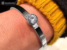 Exclusief verkrijgbaar bij Bukovsky. Stijlvol en indrukwekkend. De stalen Dames Armband "Ruby" Deluxe in zilverkleur met een grote blanke strass steen. Maak een onvergetelijke indruk met deze prachtige armband.