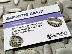 Alle stalen Bukovsky sieraden hebben 2 jaar garantie tegen verkleuren. De garantiekaart wordt meegeleverd.